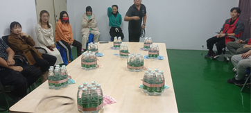 這家公司真土豪，套圈竟用現(xiàn)金當(dāng)禮品！